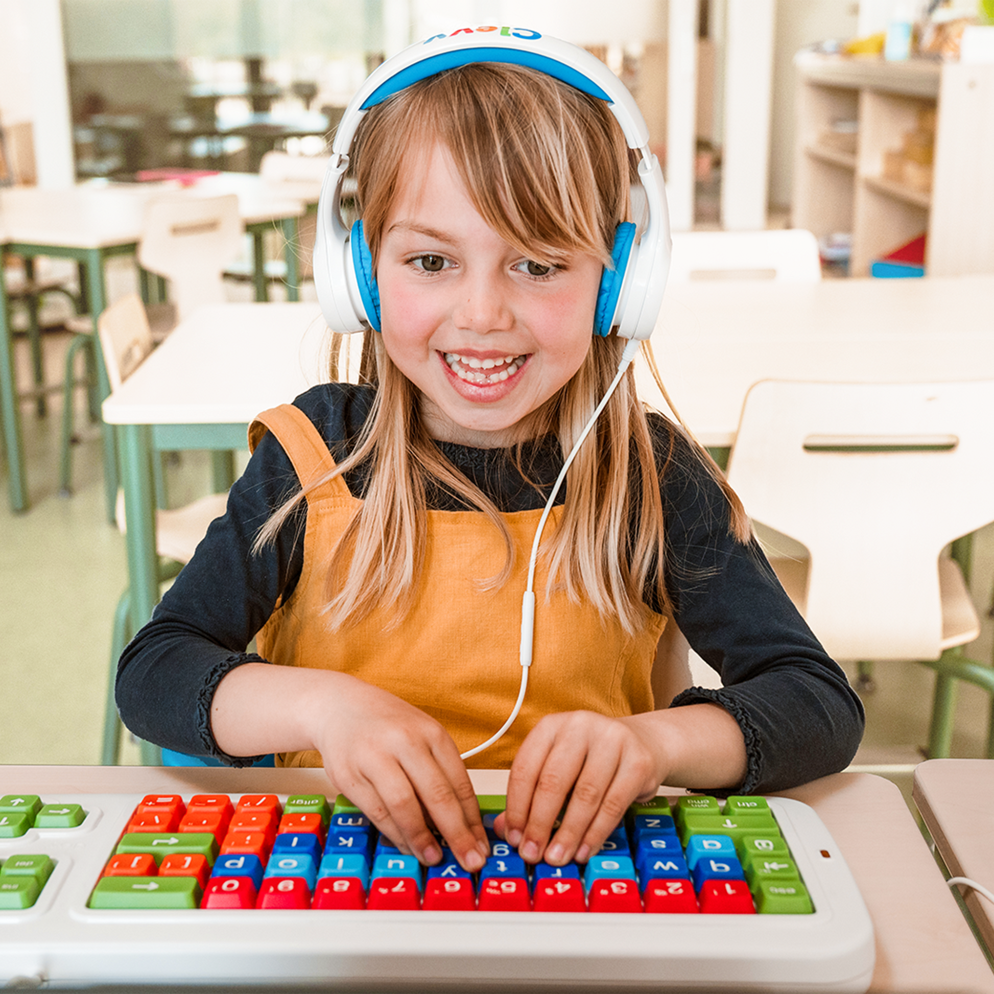 Kind mit Tastatur