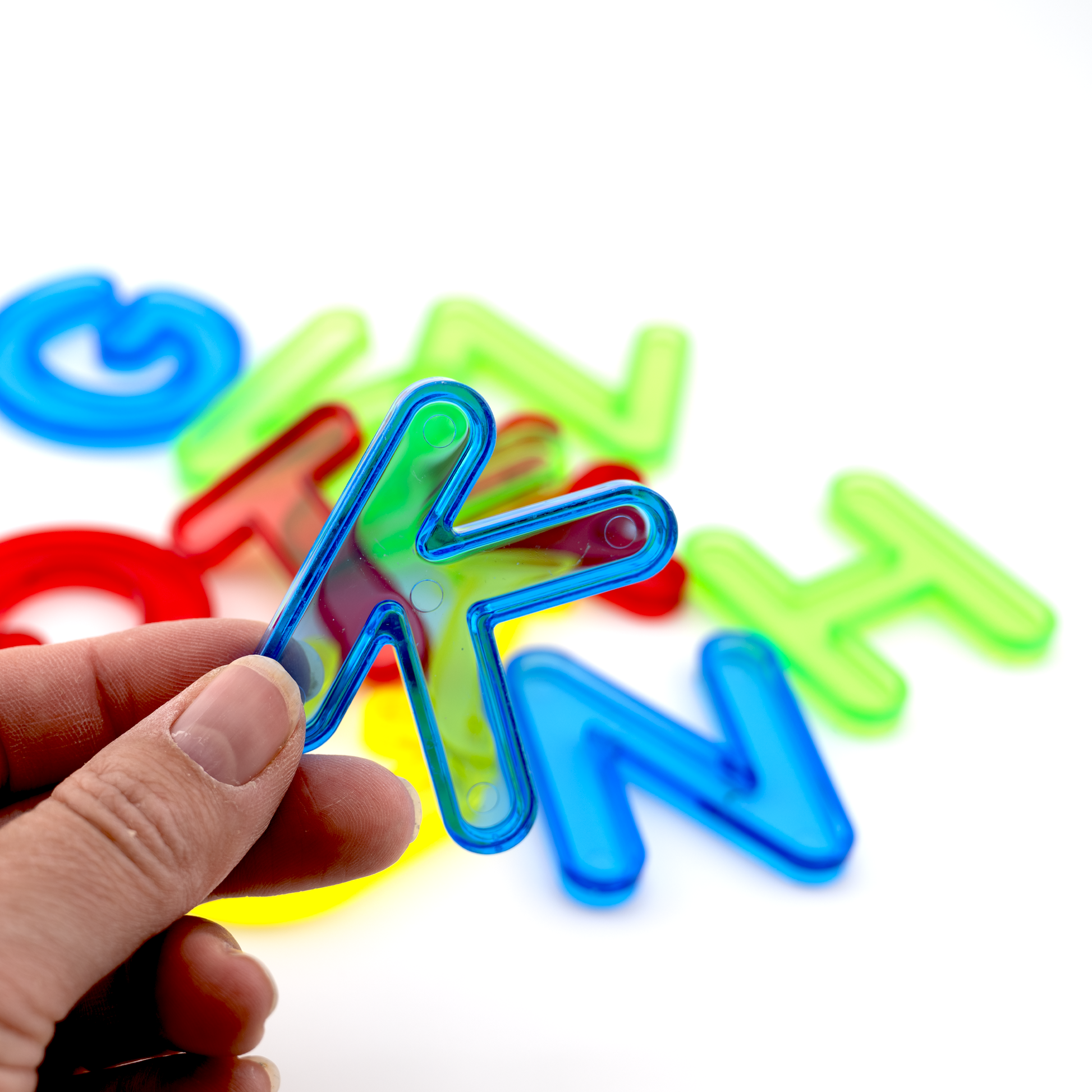 Hand hält Buchstaben in der Hand