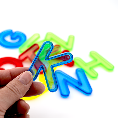 Hand hält Buchstaben in der Hand