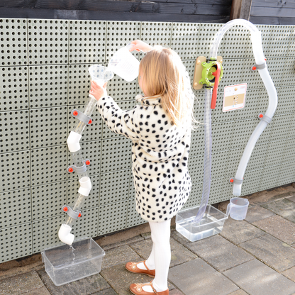 Kind spielt an Wasserrohre