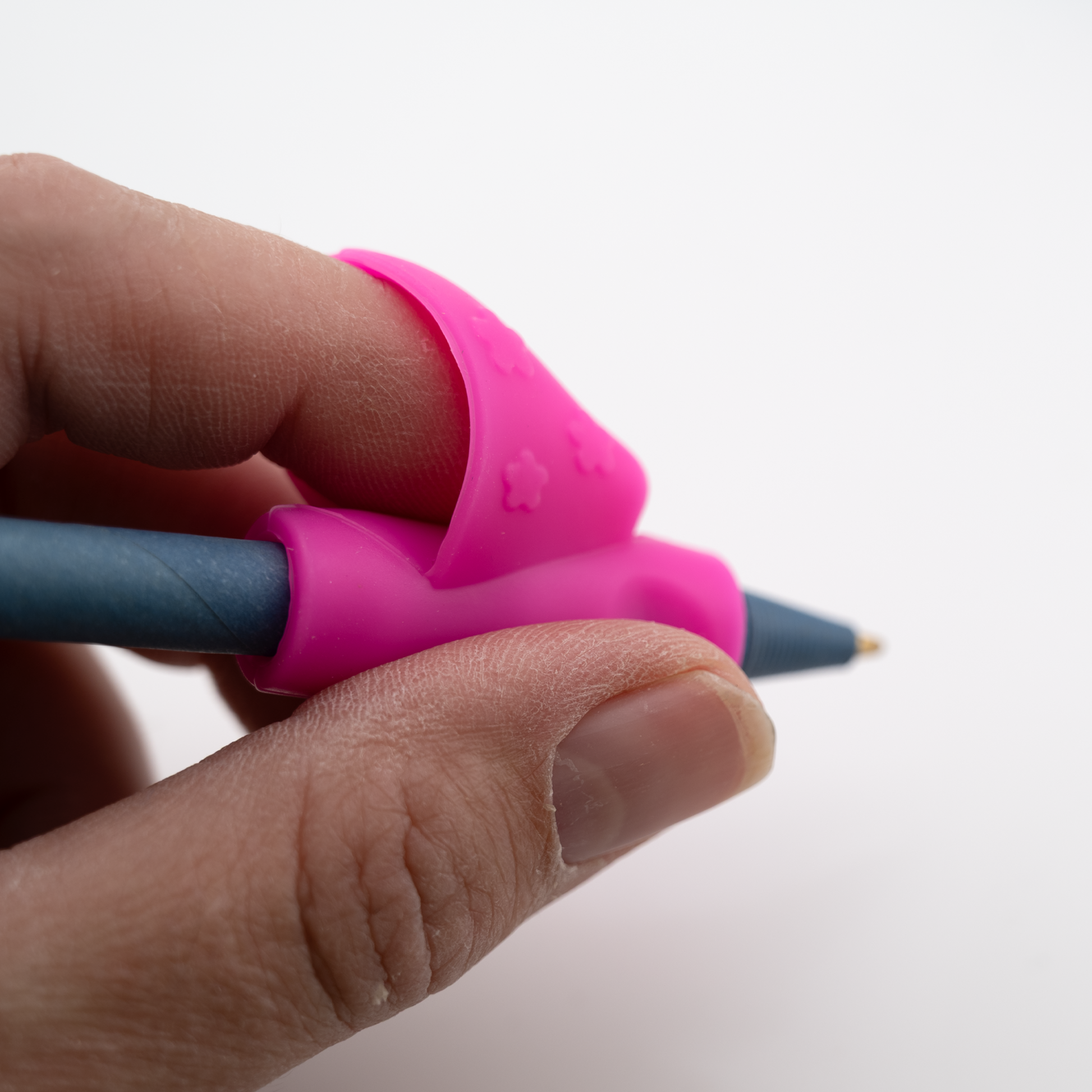 Hand schreibt mit Schreibhilfe