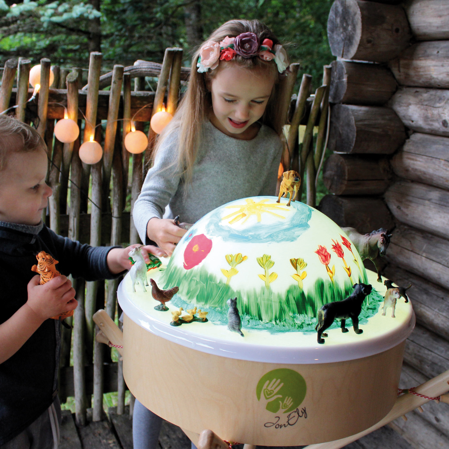 Kinder malen Kuppel an