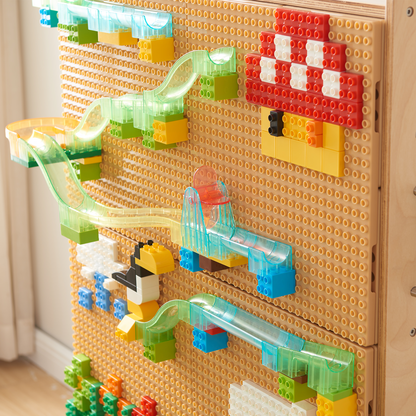 Klemmbausteine mit Bahnteilen an Wand