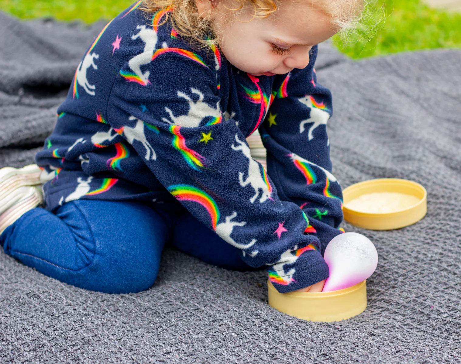 Kind drückt Fidget Toy in Schachtel