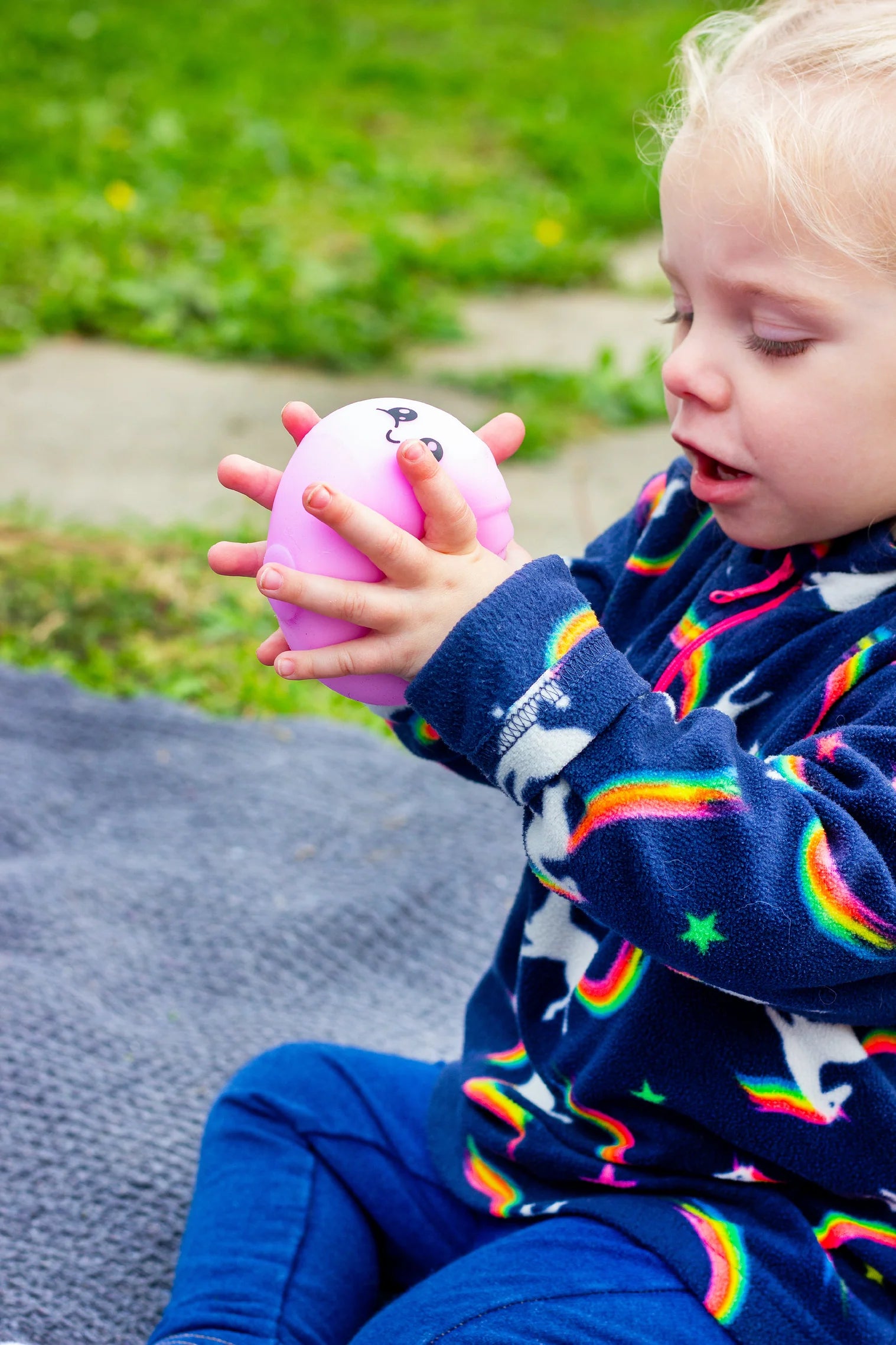 Kind hält rosa Fidget in den Händen
