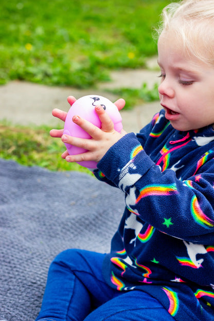 Kind hält rosa Fidget in den Händen