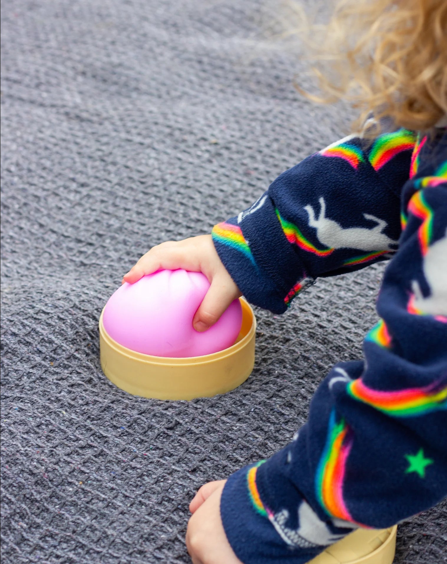 Kind holt rosa Squishy aus Schachtel