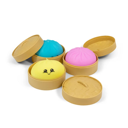 drei Teigtaschen mit Schachtel