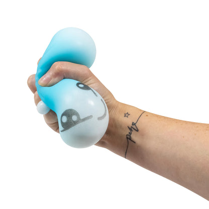 Hand drückt blauen Squishy