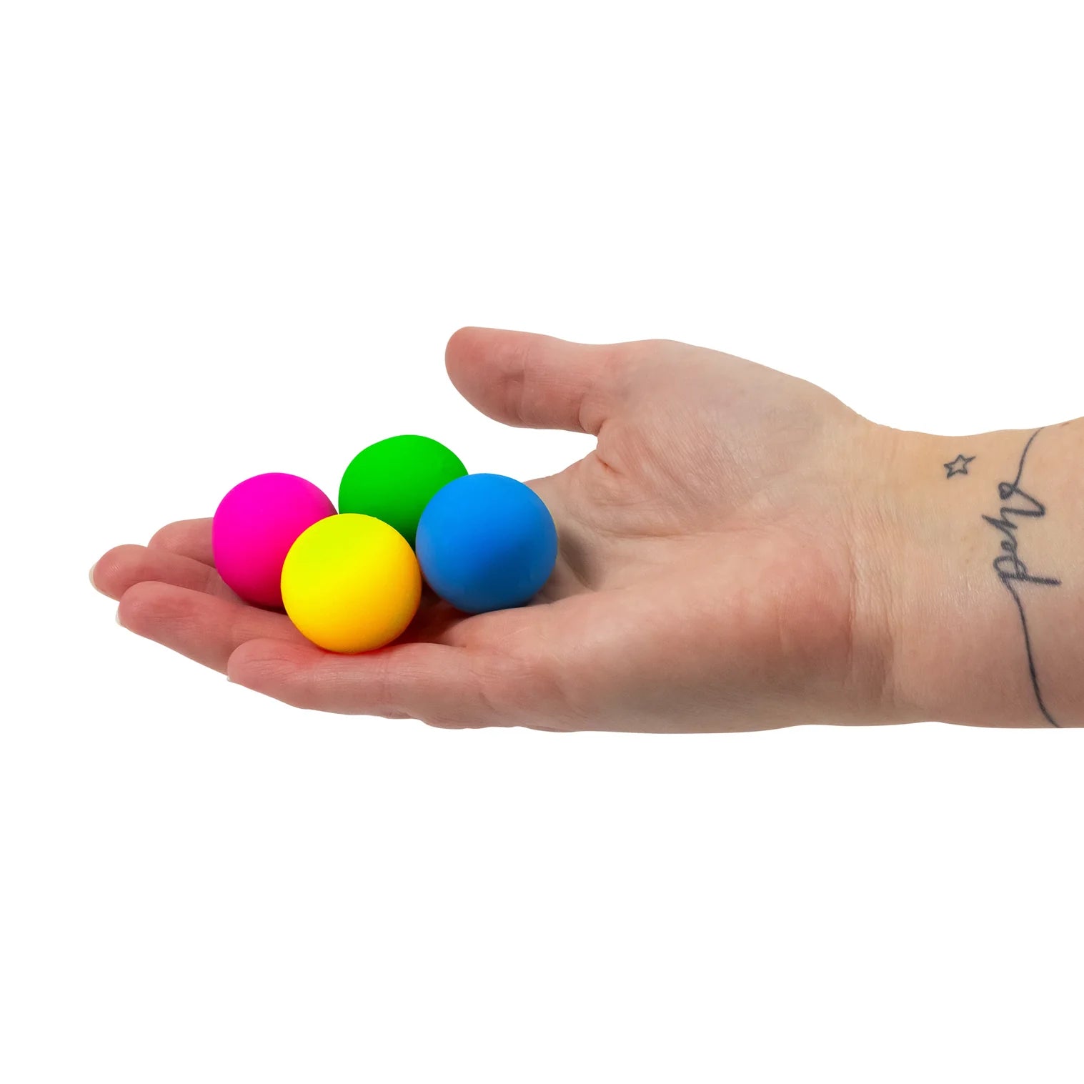 vier Bälle auf einer Hand