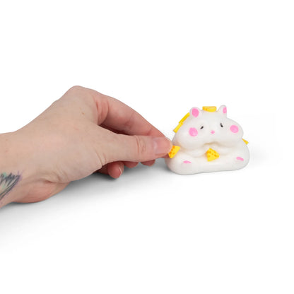 Hand klebt Käse an hamster