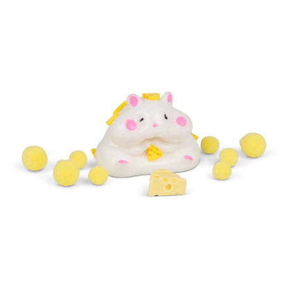 weißer Hamster mit Käse