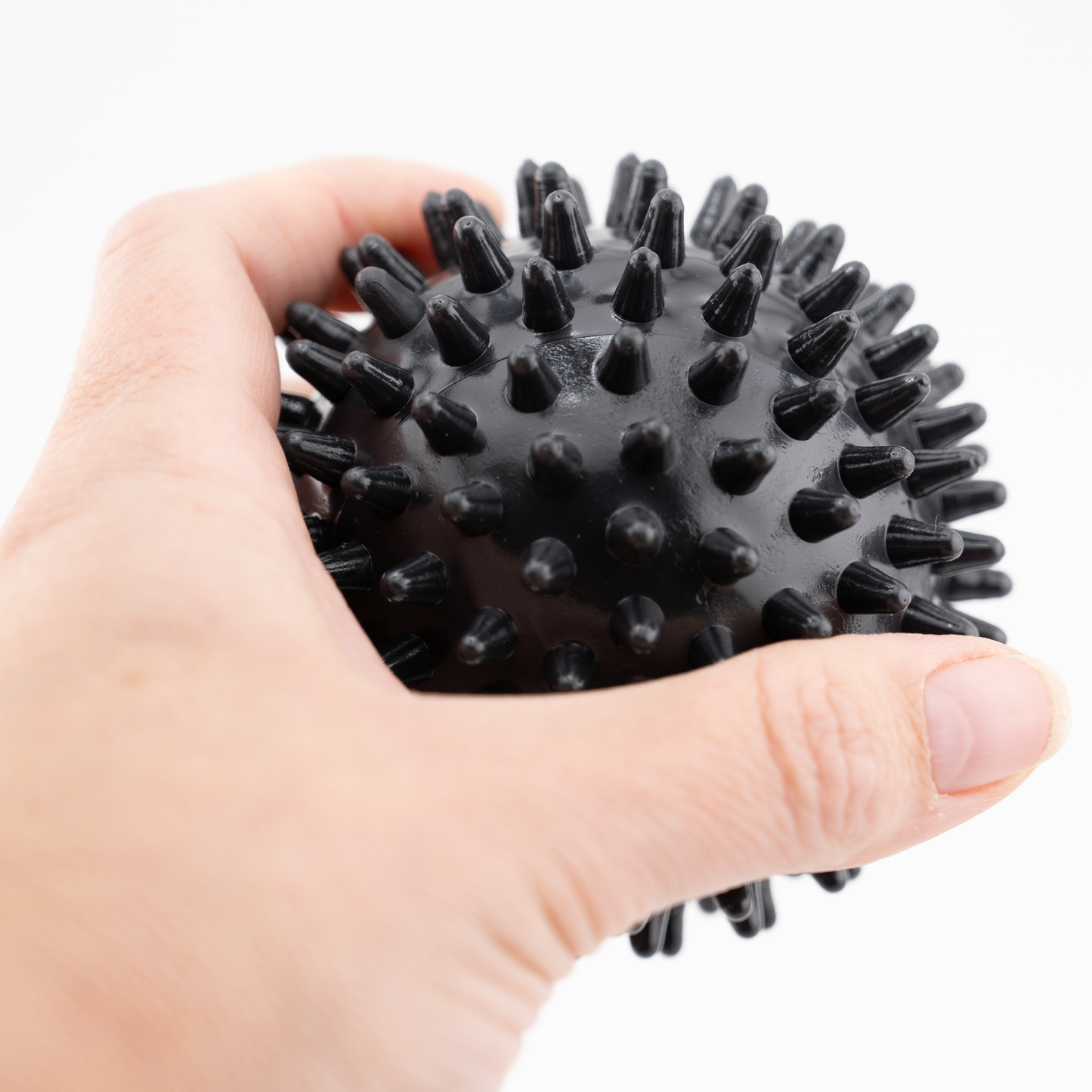 Hand hält Noppenball