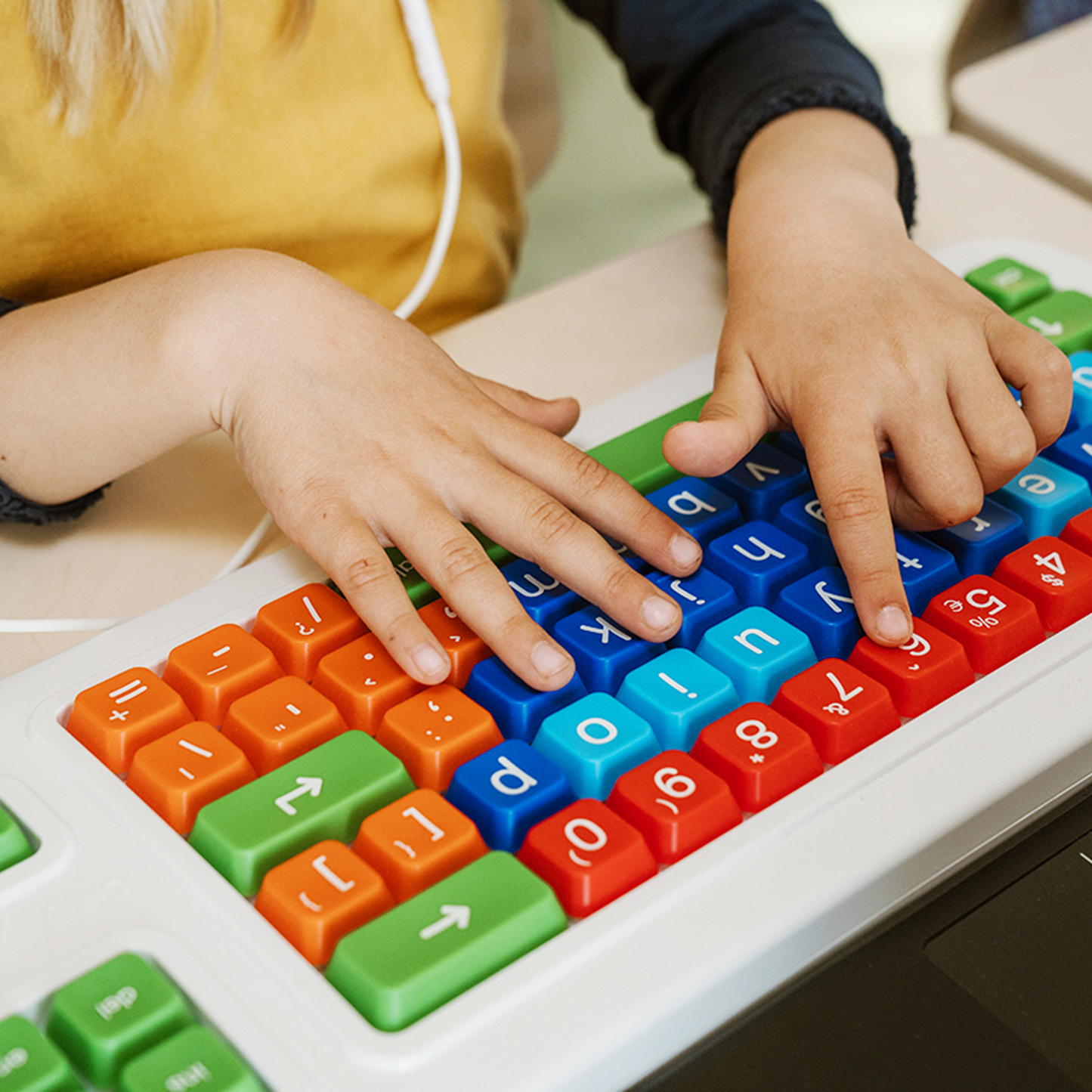 Hände auf Tastatur
