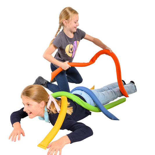 Kinder spielen mit Gewichtsschlangen