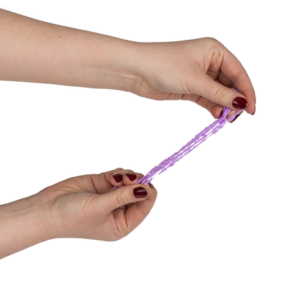 lila Würmer in Hand