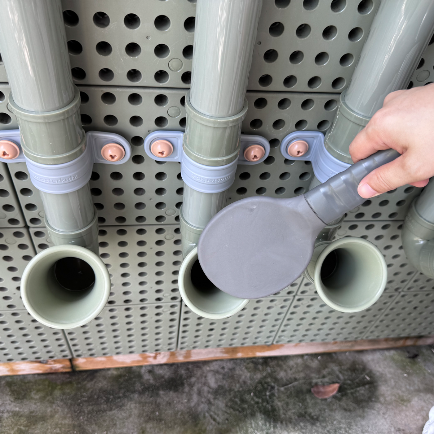 Hand schlägt auf Diophon