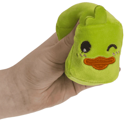 Hand drückt Sqishy Ente