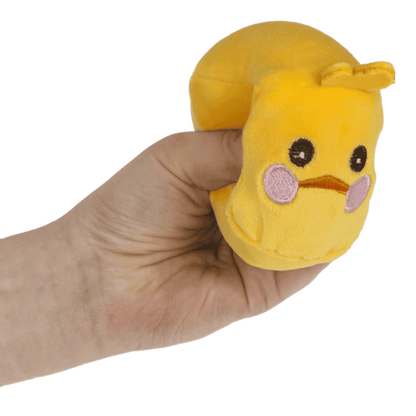 Hand drückt gelbe Ente