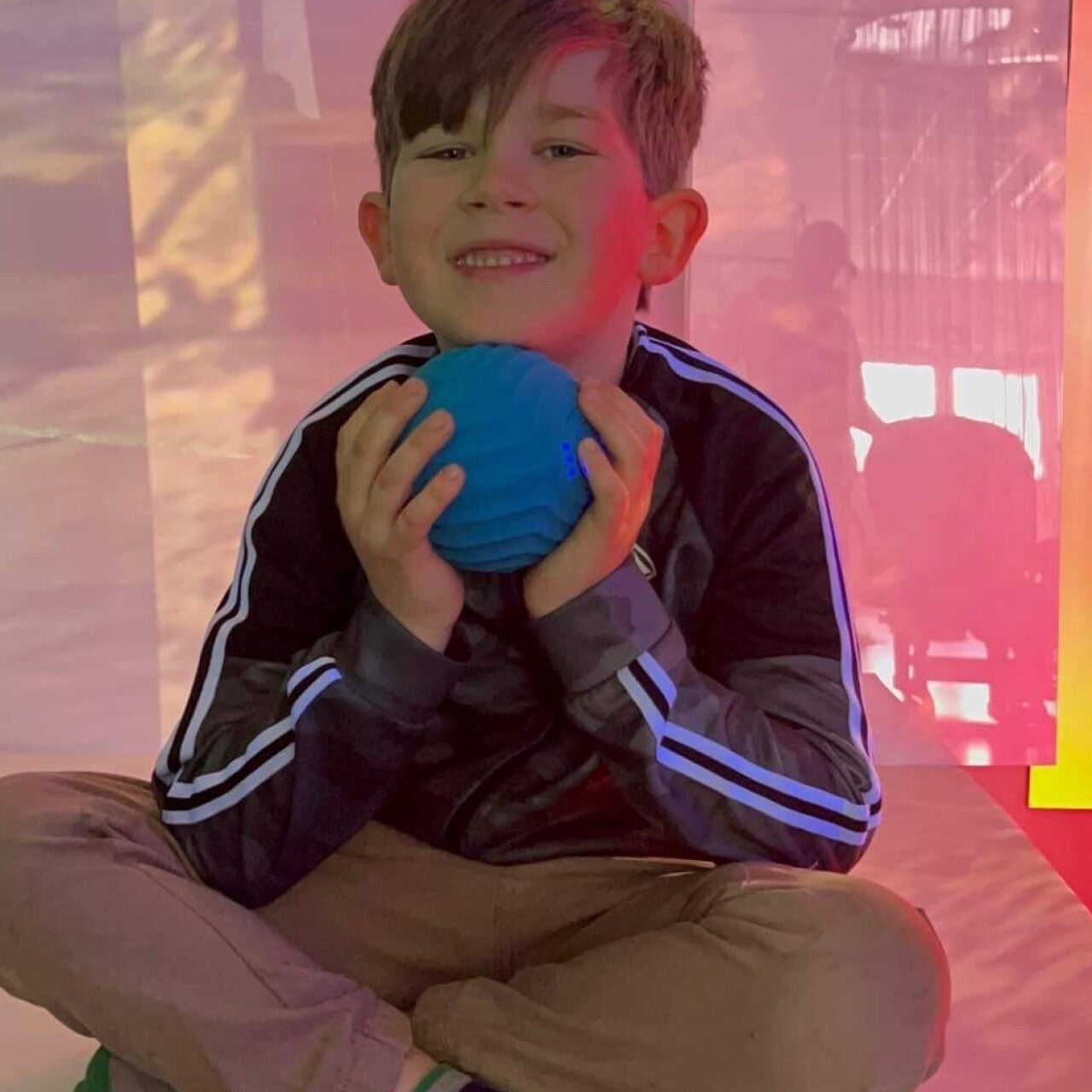 Kind hält Ball in der Hand