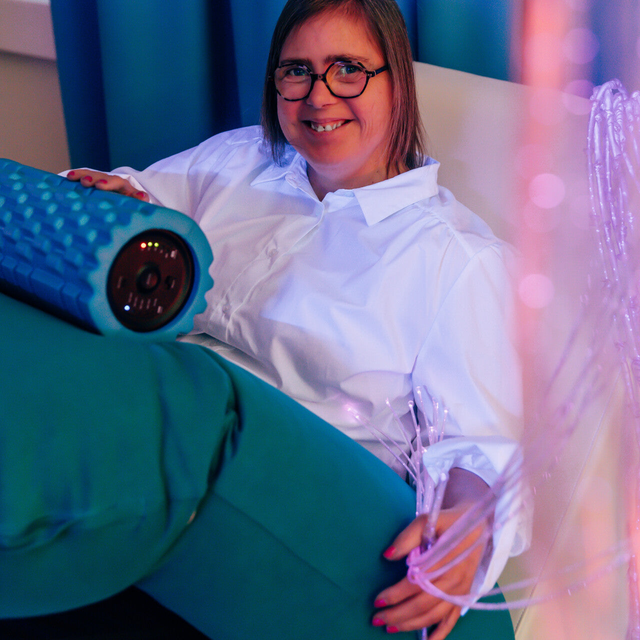 Frau hat Rolle auf dem Schoß