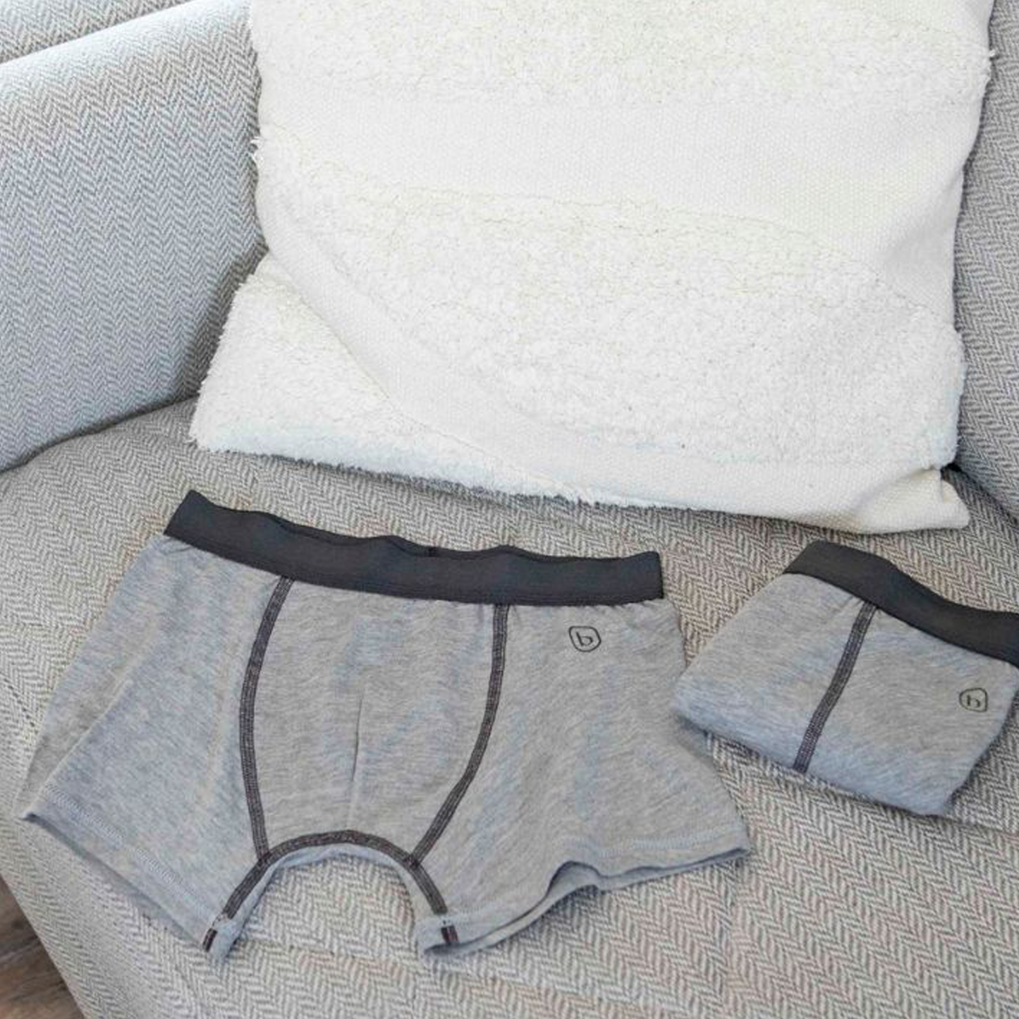 zwei Boxershort auf Stuhl