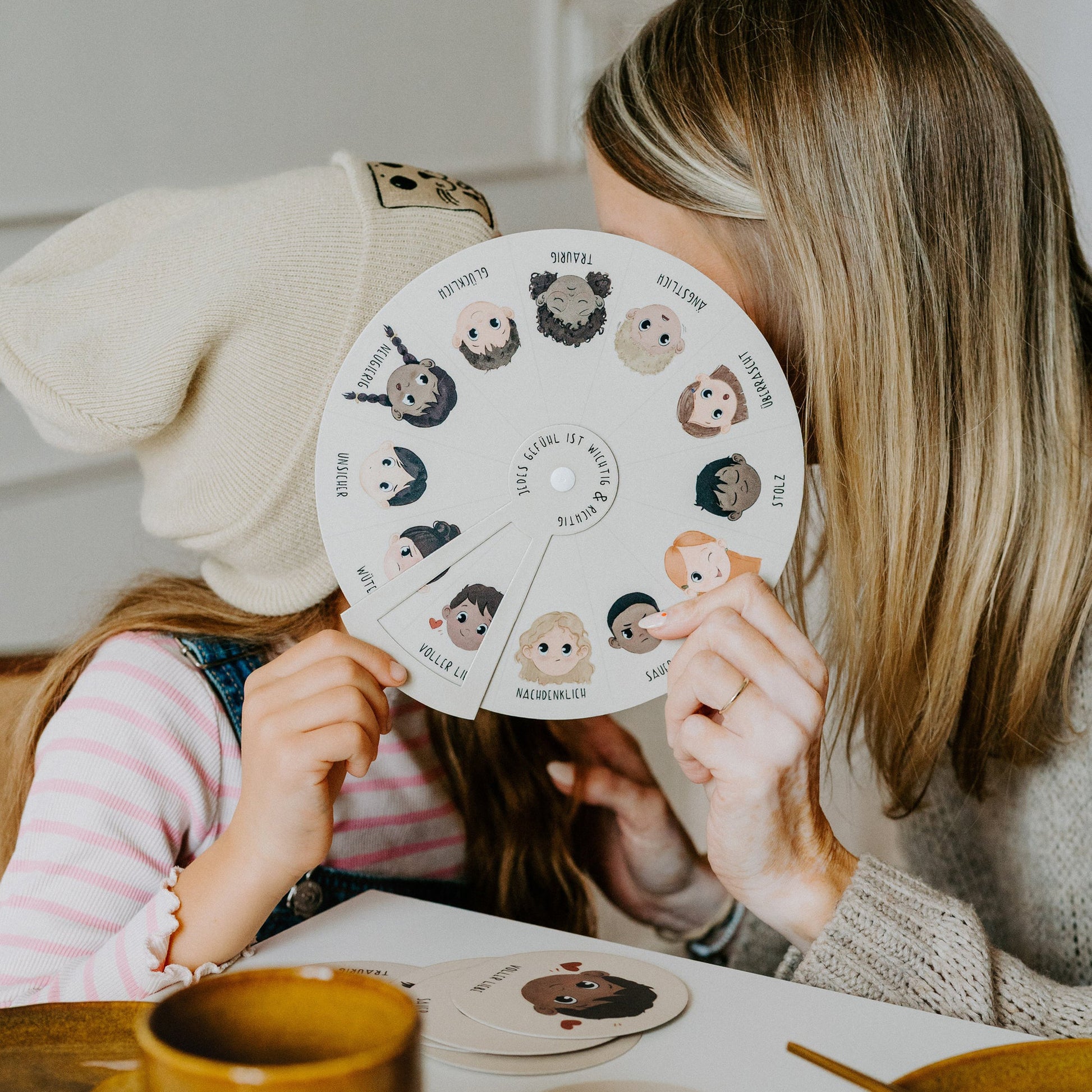 Frau mit Kind halten Gefühlsrad in der Hand