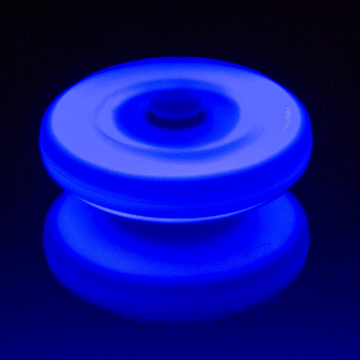 blauer Ufo im dunklen, leuchtet