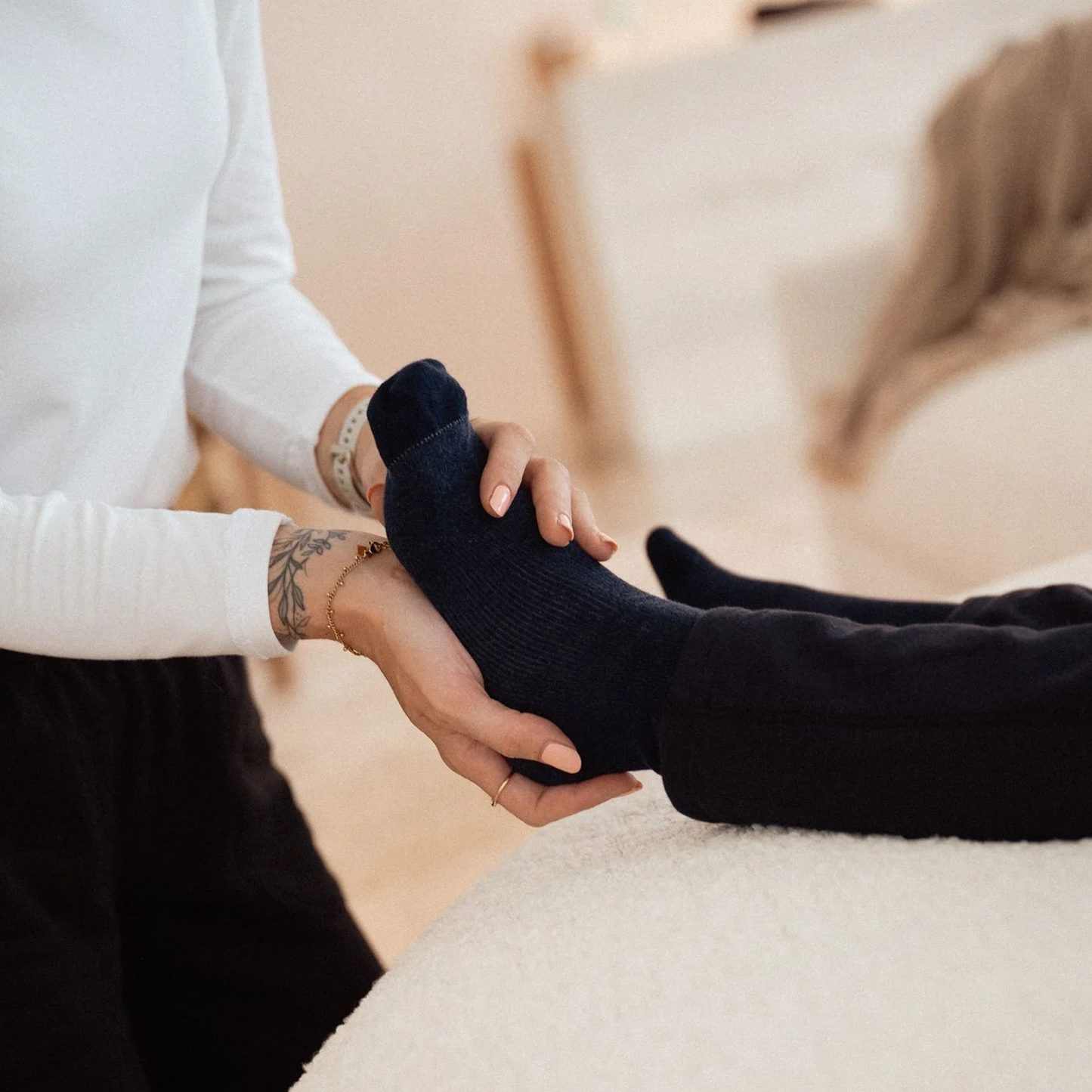 Fuß in Hand, blaue Socken