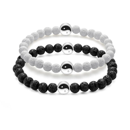 zwei armbänder weiß und schwarz