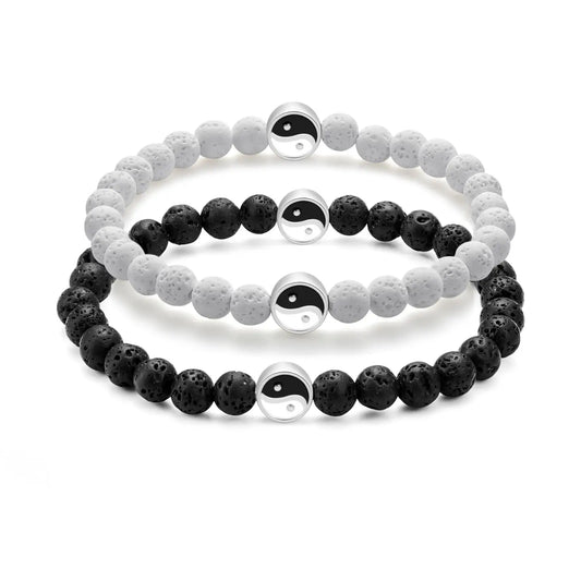 zwei armbänder weiß und schwarz