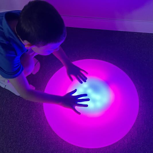 Kind drück auf Leuchtelement