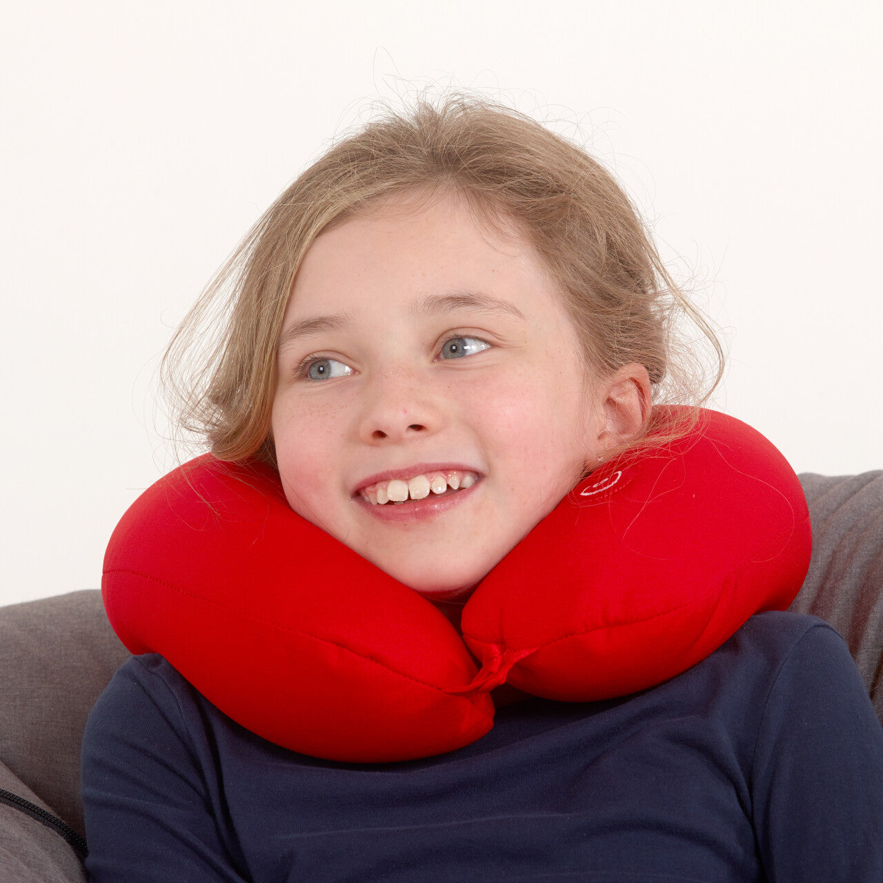 Kind mit rotem Massagekissen