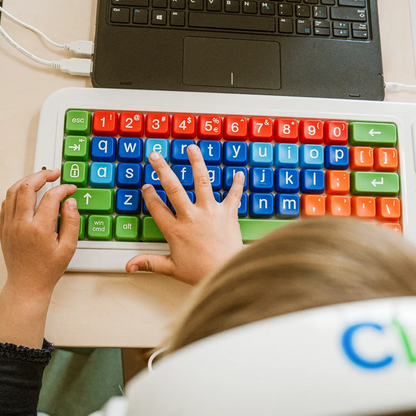 Kinderhände auf Tastatur