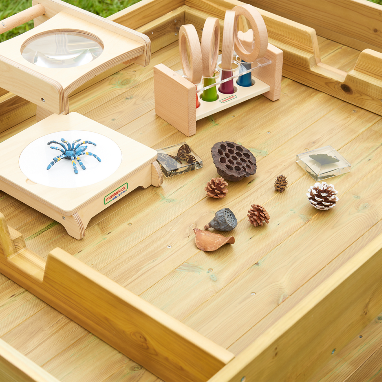 Tisch ohne Platte mit Spielzeug