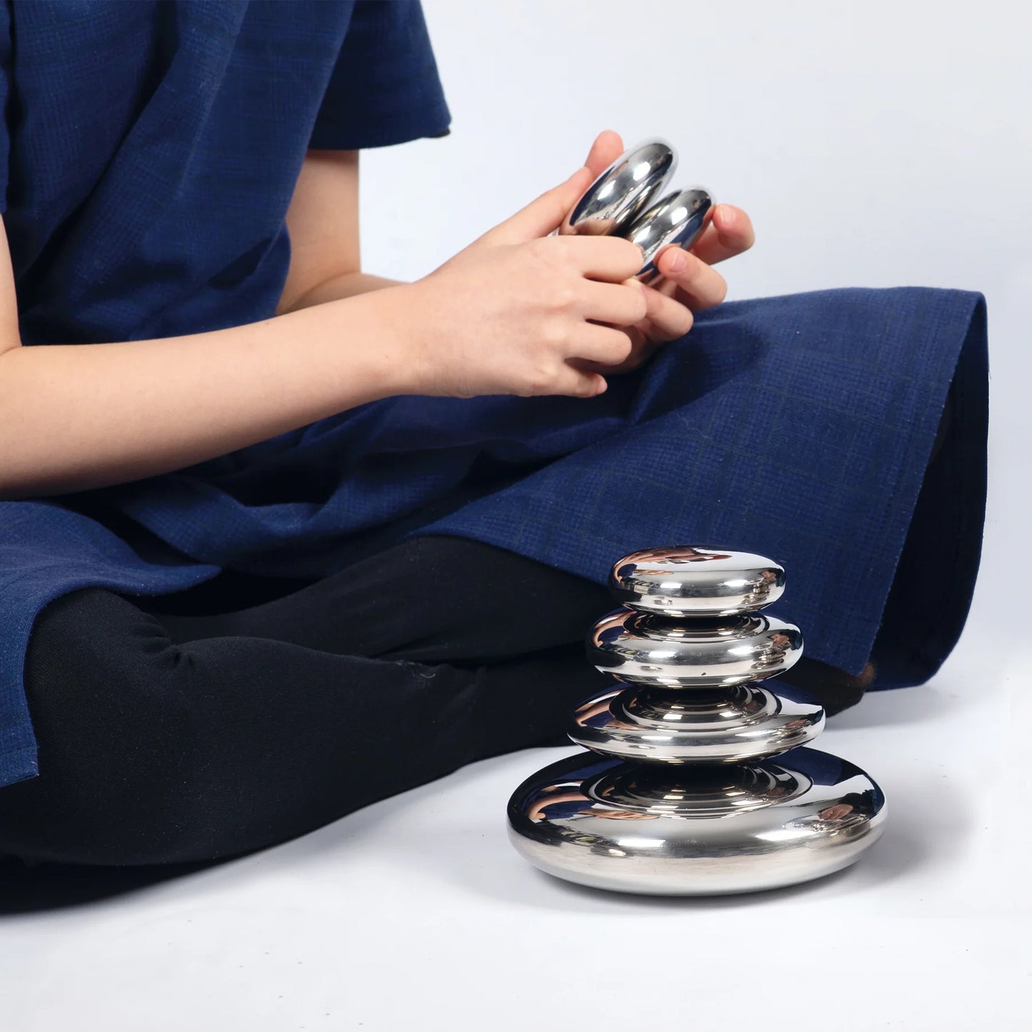 Kind spielt mit Spiegelsteine