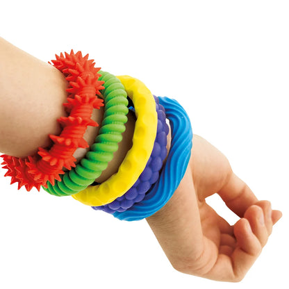 Armbänder am Arm