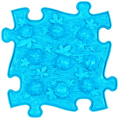 blaue Matte mit Kastanien und Blätter