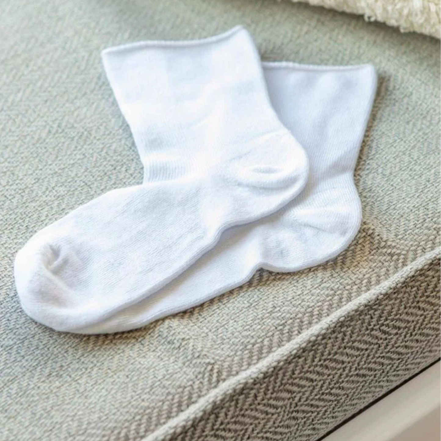 weiße socken auf sofa