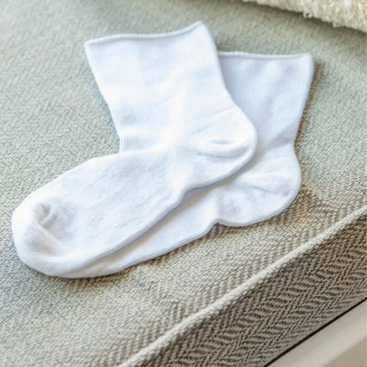 weiße socken auf sofa