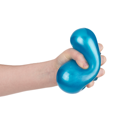 blauer Ball wird gedrückt