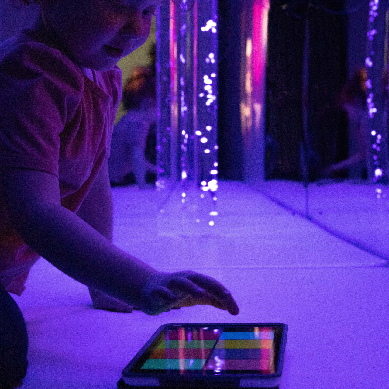 Kind mit Tablet