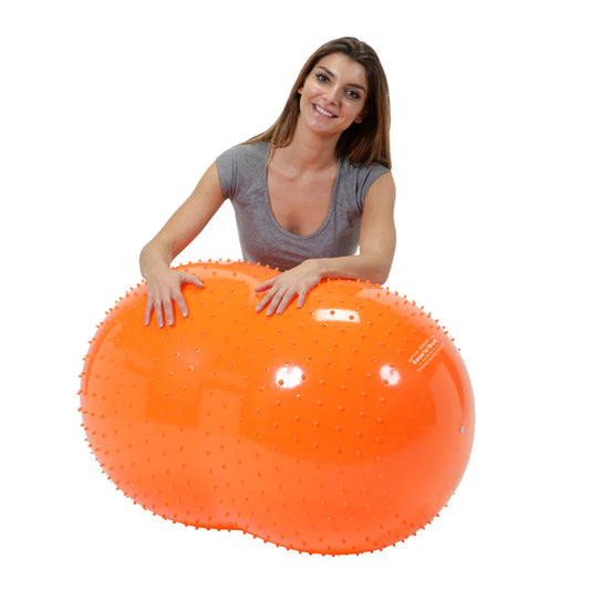 Frau legt Hände auf Noppenball