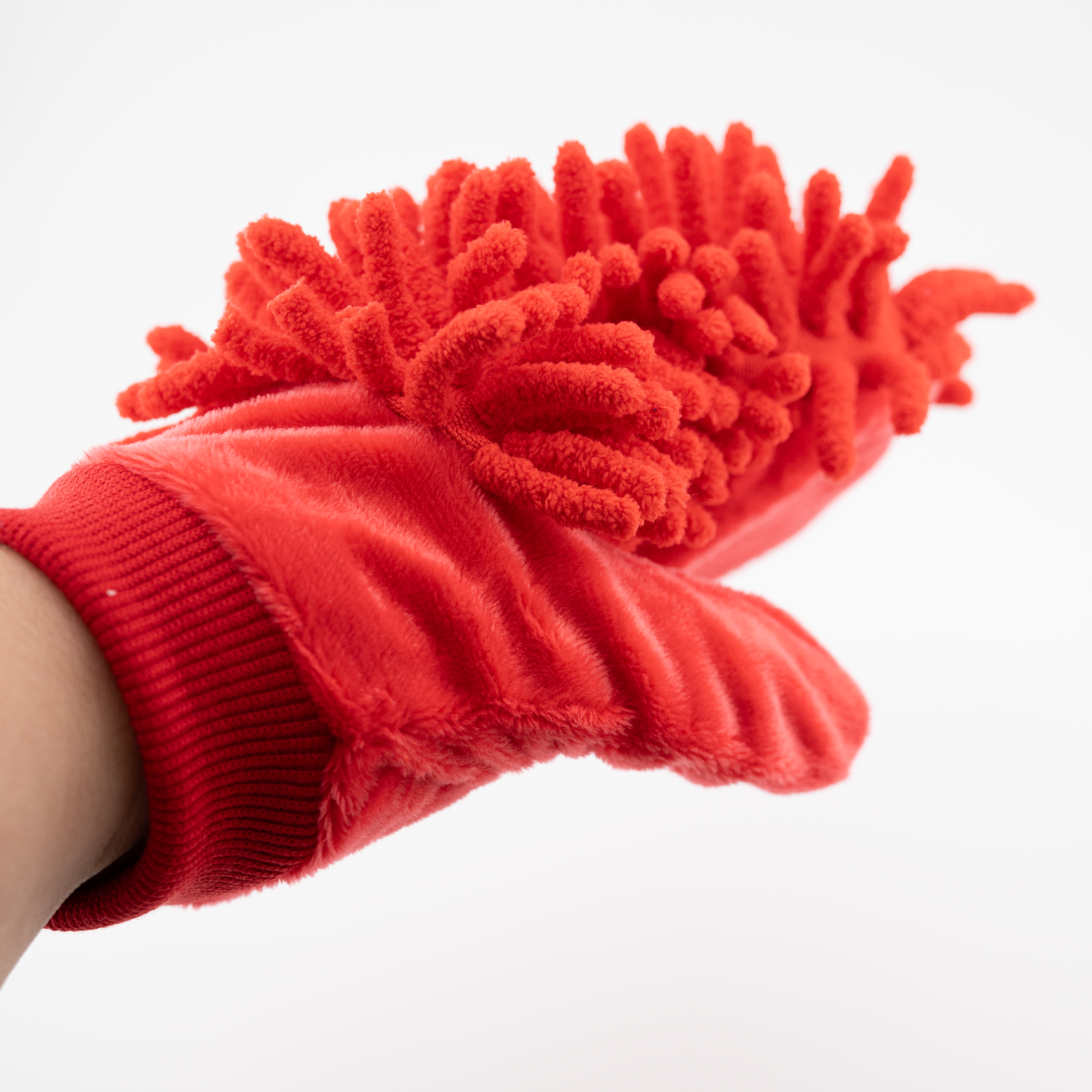 Hand mit flauschigen rotem Handschuh