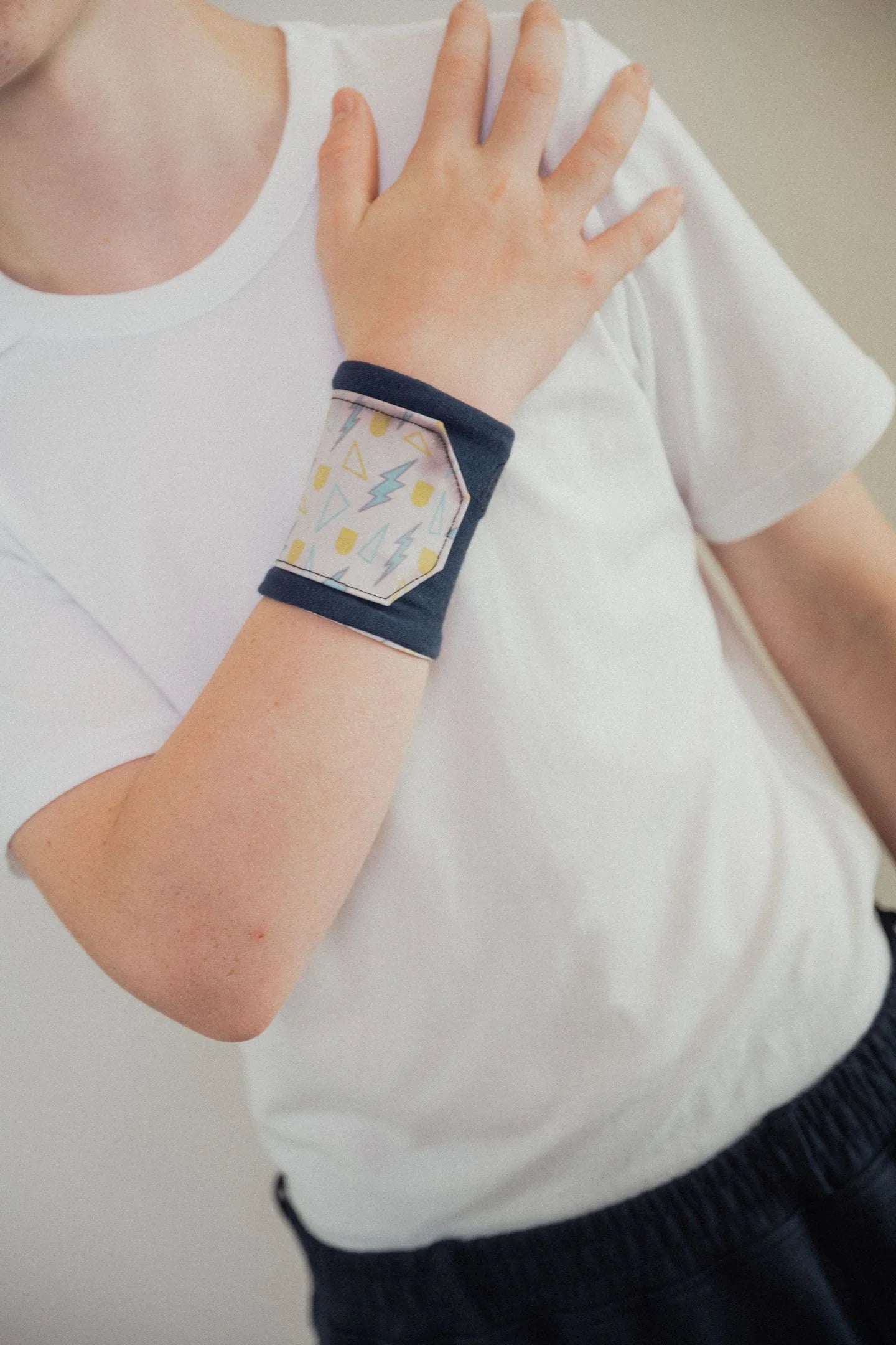 Kind mit Armband