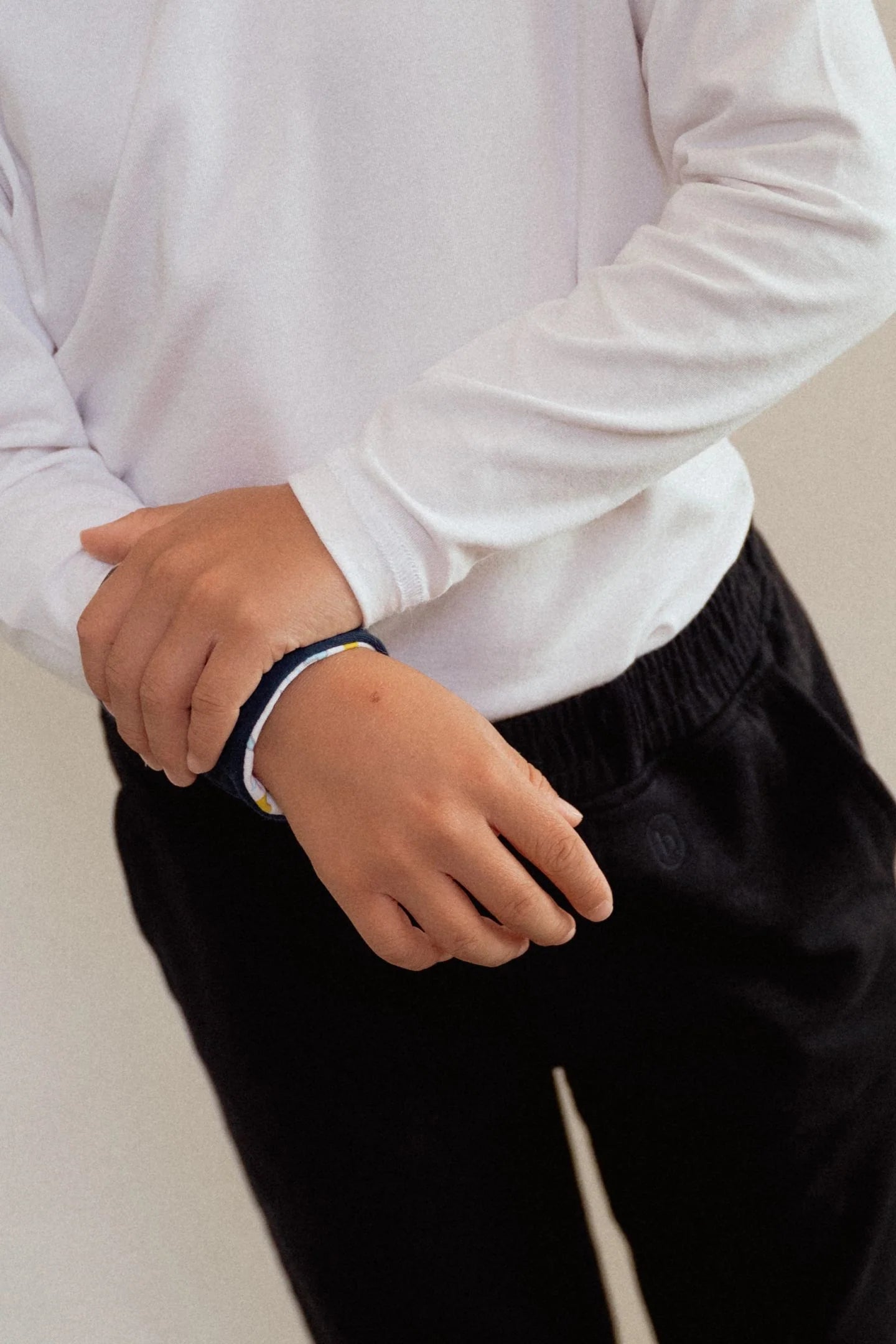 Kind hält Hand auf Armband