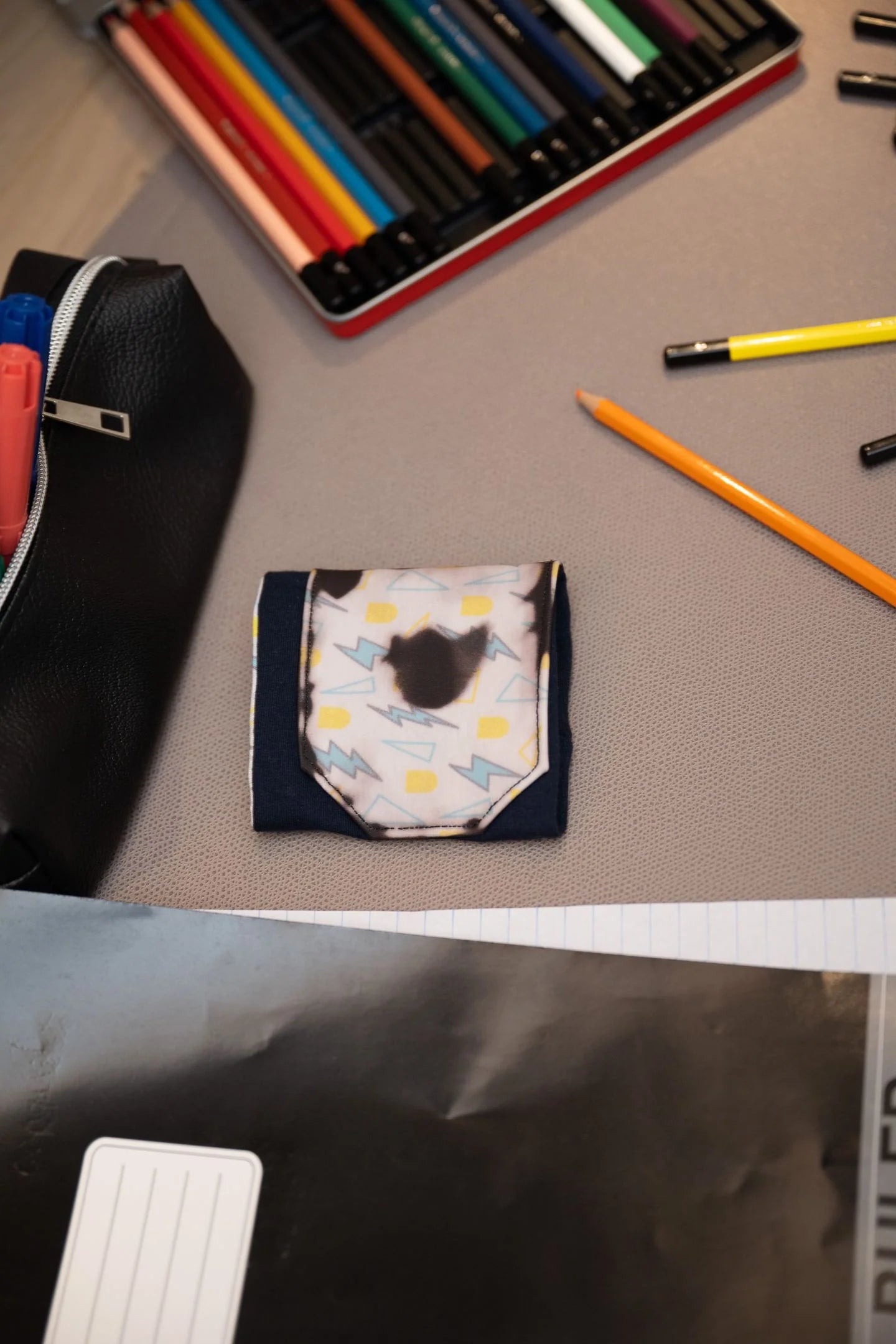 Armband mit veränderten Farben auf Schreibtisch