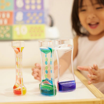 Buntes Liquid Motion Spiel 5er Set - Kind im Hintergrund