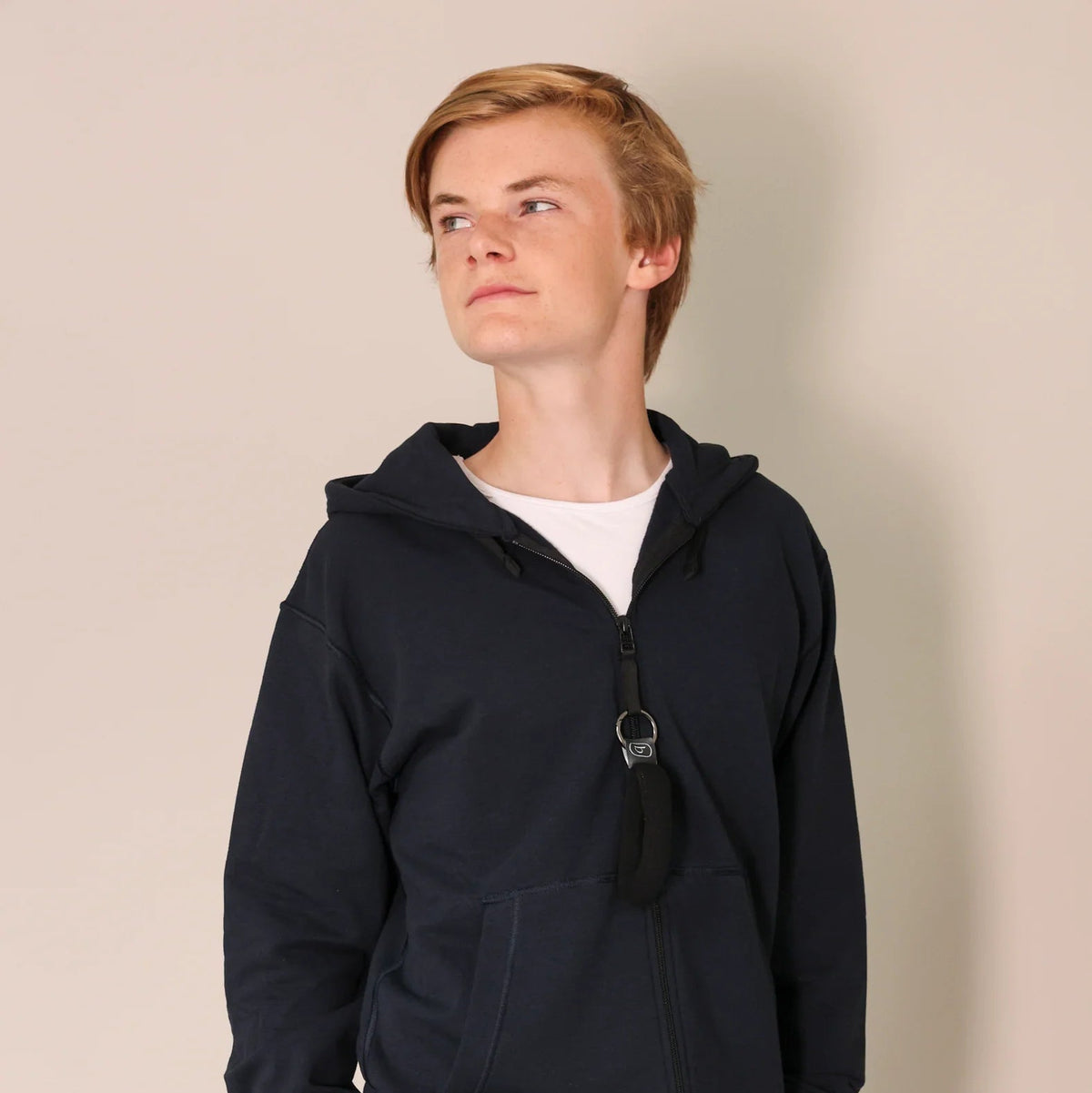 Kind mit schwarzem Loop am Pullover