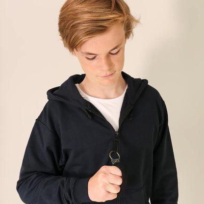 Kind mit schwarzem Loop